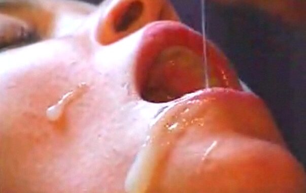 tragando leche de la polla de su tio