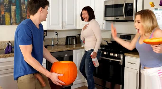 Su madre y hermana se horrorizaron cuando mostró su polla