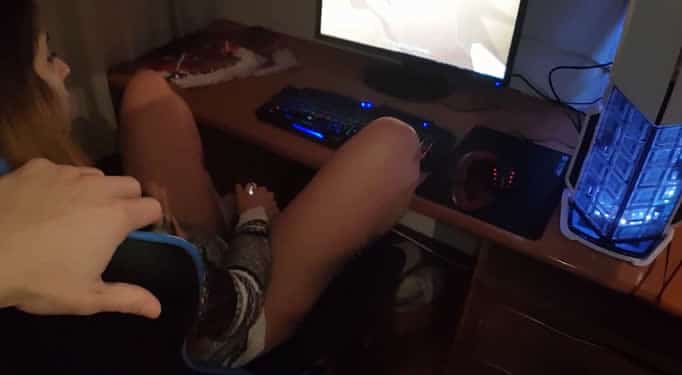 Me puse cachonda viendo un vídeo hentai y follé con mi hermano