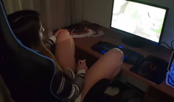 Mi hermana se ponía cachonda viendo hentai, me la follé