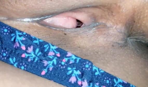 Abriendo el coño de mi hermana dormida