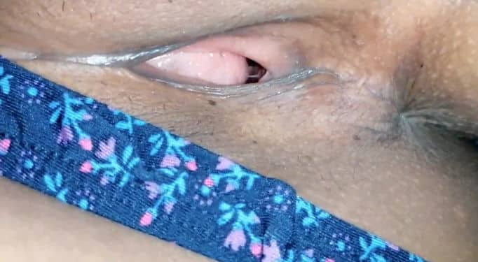 Abriendo el coño de mi hermana dormida