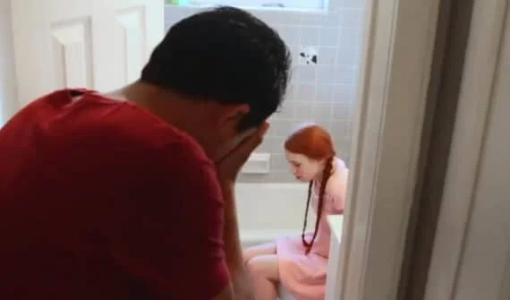 Pillada a su hija en el baño, acaba follándosela