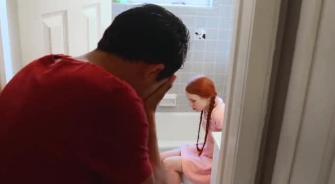 Pillada a su hija en el baño, acaba follándosela