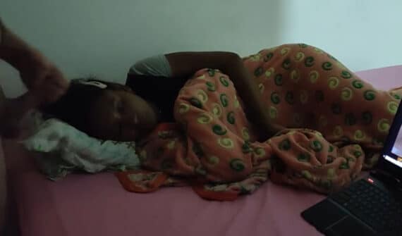 Frente a su pequeña hija dormida se hace una paja
