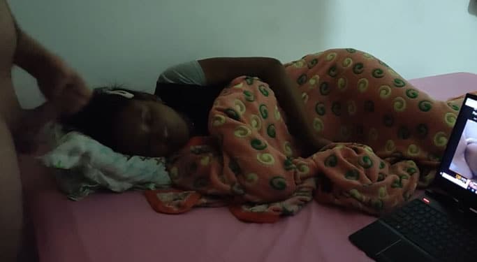 Frente a su pequeña hija dormida se hace una paja