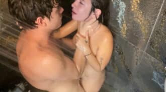 A su hermanita le encanta follar en la ducha