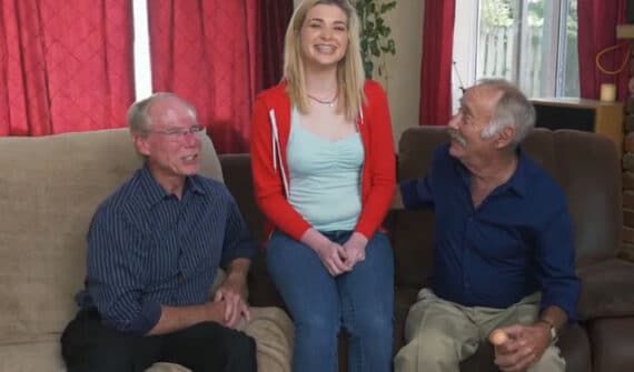Dos abuelos pervertidos follando con la nieta