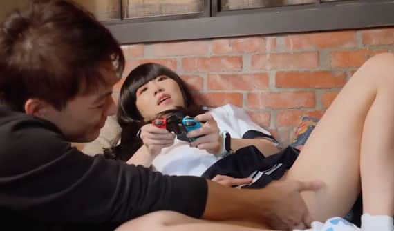 Ella juega con su consola y él juego con su coño