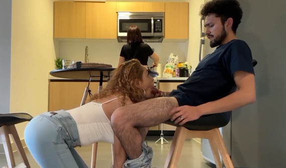 La prima esta de visita y la novia se hace la tonta